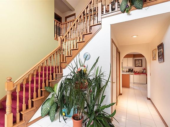 2nd image of 381 Leverett Ln