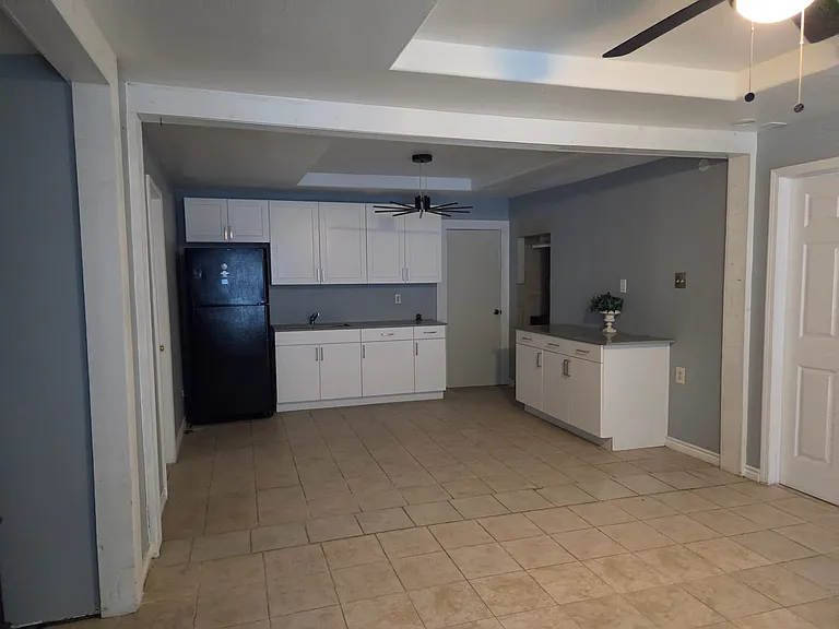 121 Hess St — Photo 2