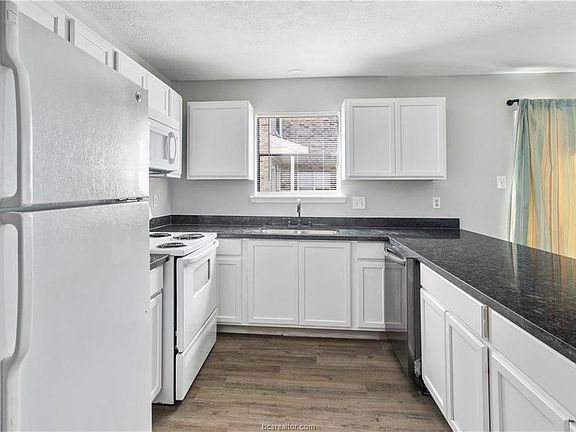 3rd image of 1006 Autumn Cir #B