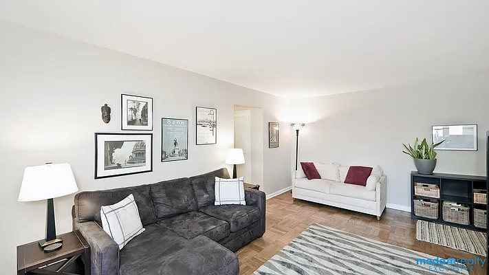 Sold by Moda Realty | media 27