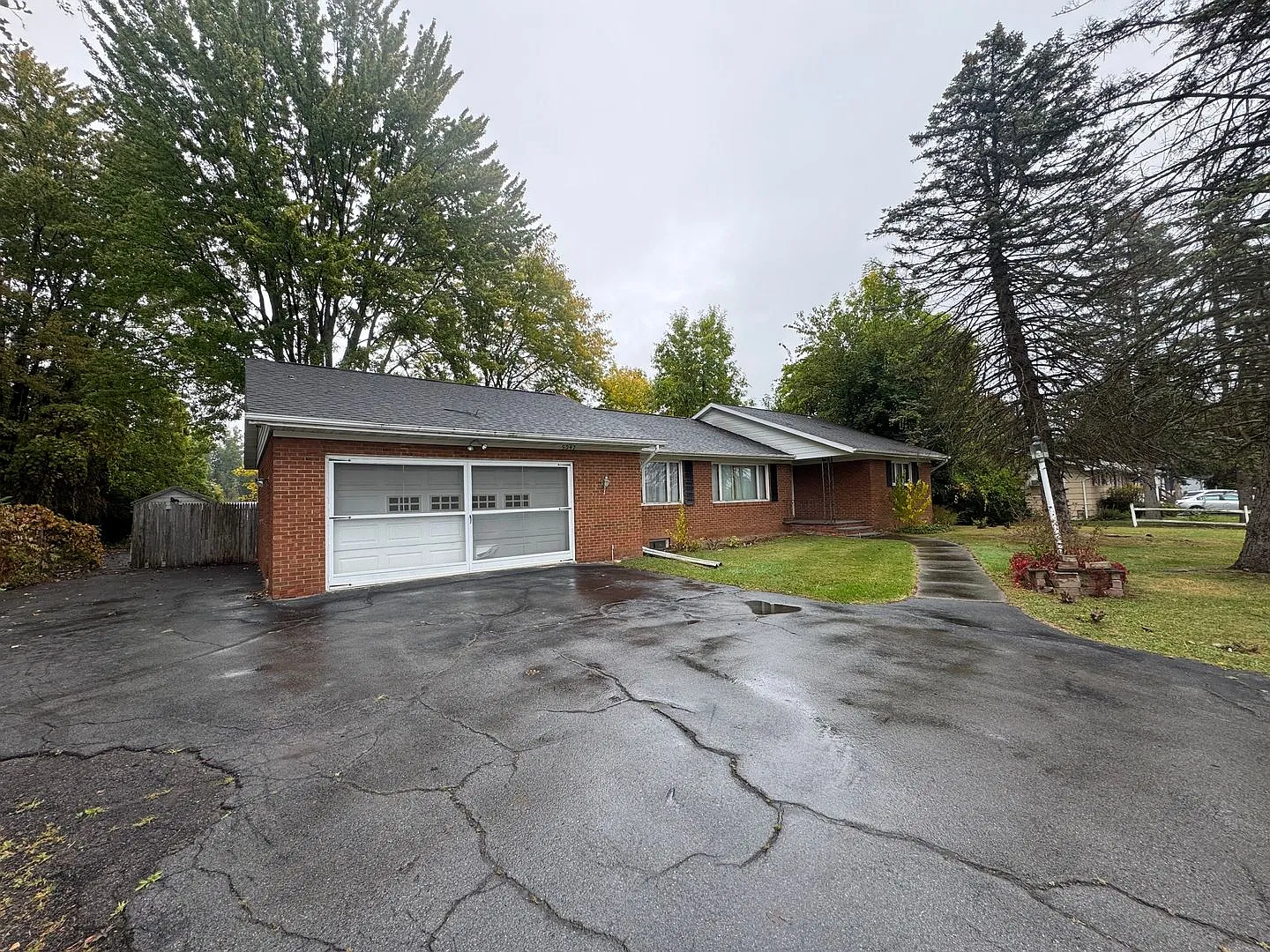 Spacious 3BR Liverpool Ranch | 3-Season Room & Full Basement — Photo 3