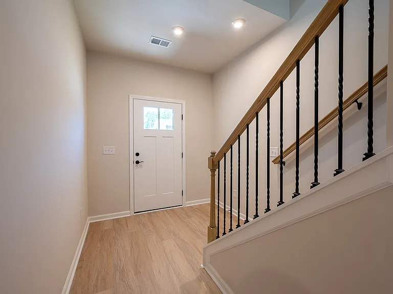 852 Tess St — Photo 3