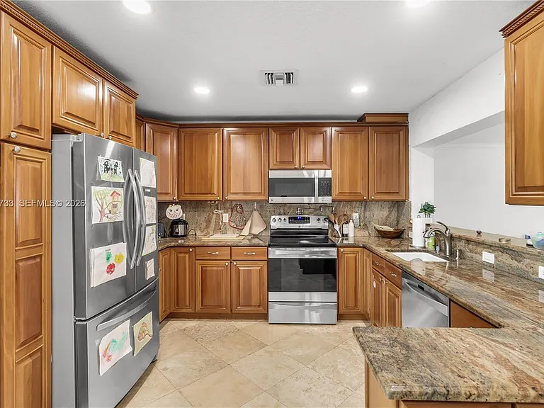 2424 NE 18th Ave — Photo 5