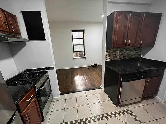 Rented by Salon Realty Corp | media 6