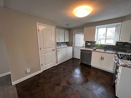 5th image of 1043 E Logan Ave