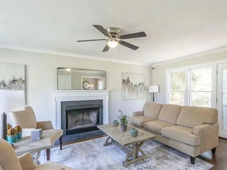4200 Medlar Ln — Photo 3
