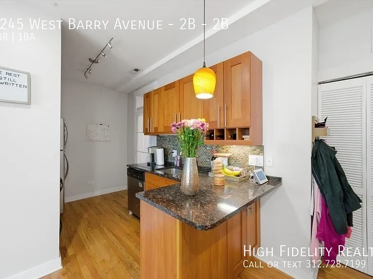 2245 W Barry Ave #2B — Photo 6
