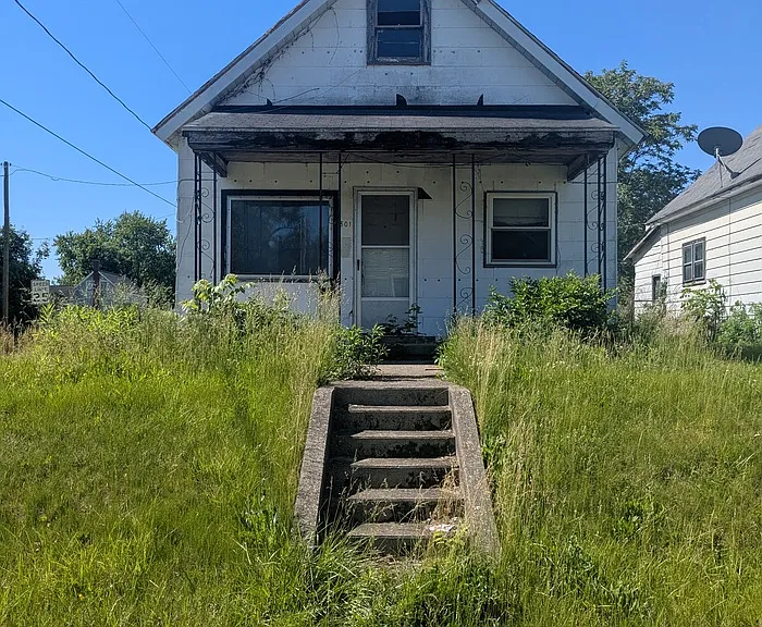 801 W 10th St — Photo 1
