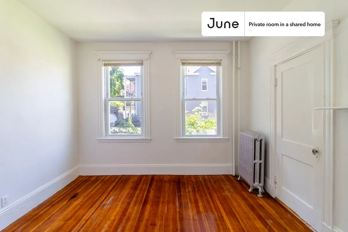 Queen bedroom in 5 bed/2 bath home in Dorchester Center #1494 D — Photo 2