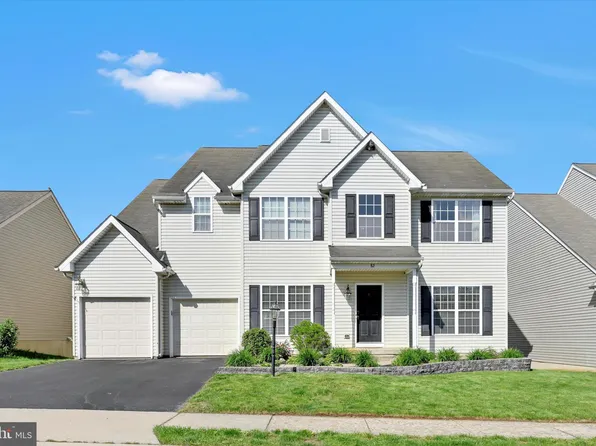 82 Grayson Ave, East Earl, PA 17519