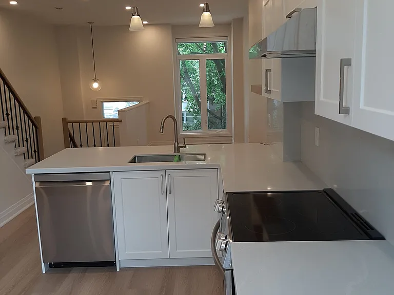 19 Macphail Ave — Photo 4