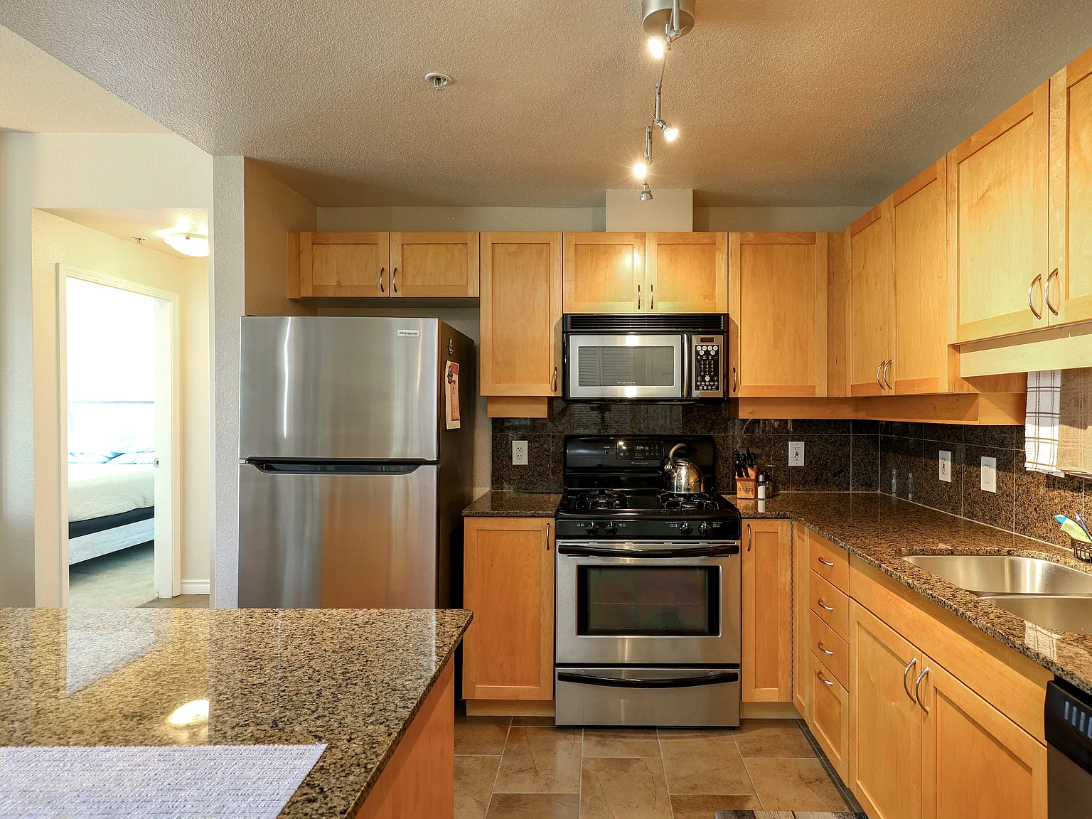 2 bed, 925 sqft, $3,300 — Photo 3