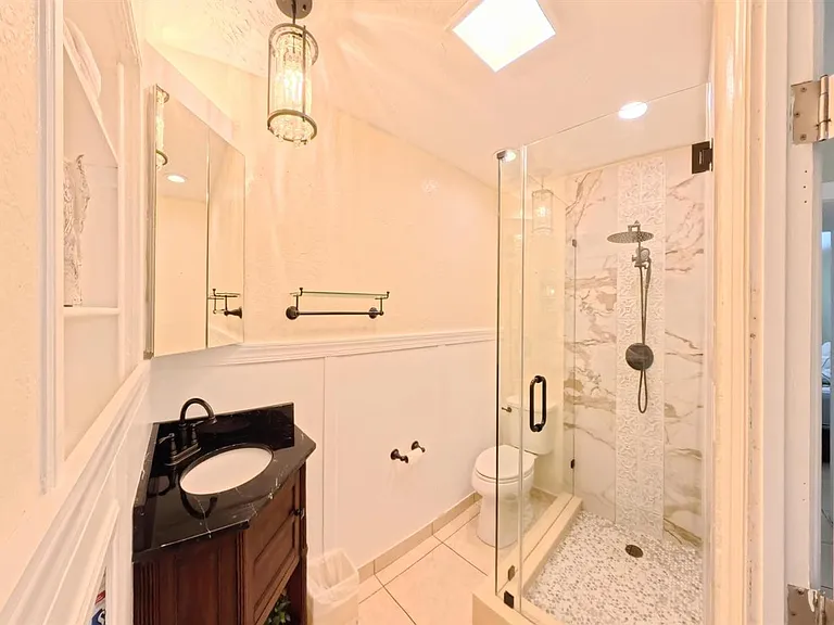407 NW 7th St — Photo 10