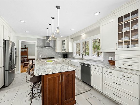 3rd image of 7 Deer Ridge Rd