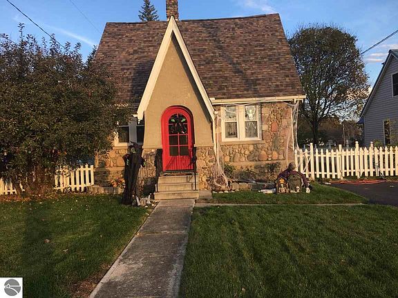 5th image of 164 N Valley St