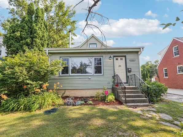 1656 Harding Rd, Northfield, IL 60093