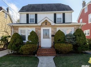 36 Center St, Williston Park, NY 11596