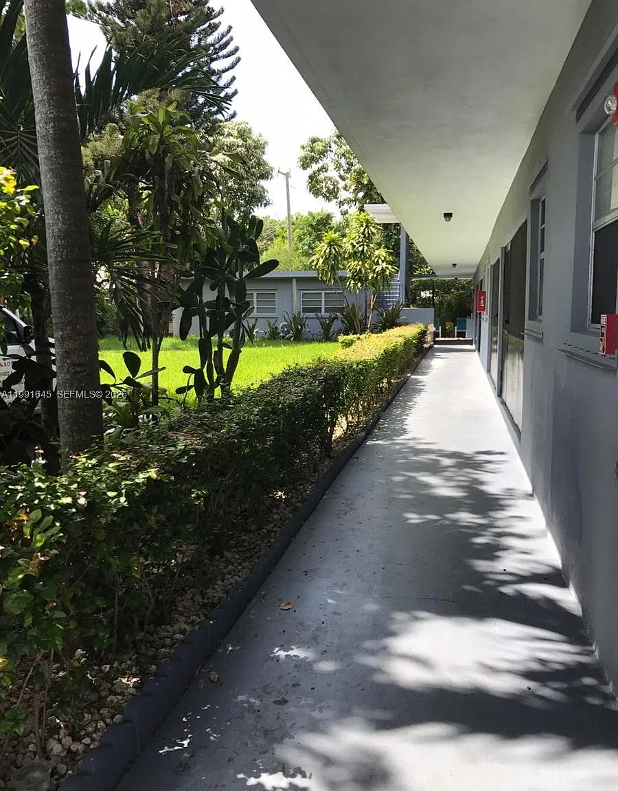 Johnson St, Hollywood — Photo 2