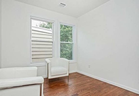5th image of 166 Mallory Ave #2
