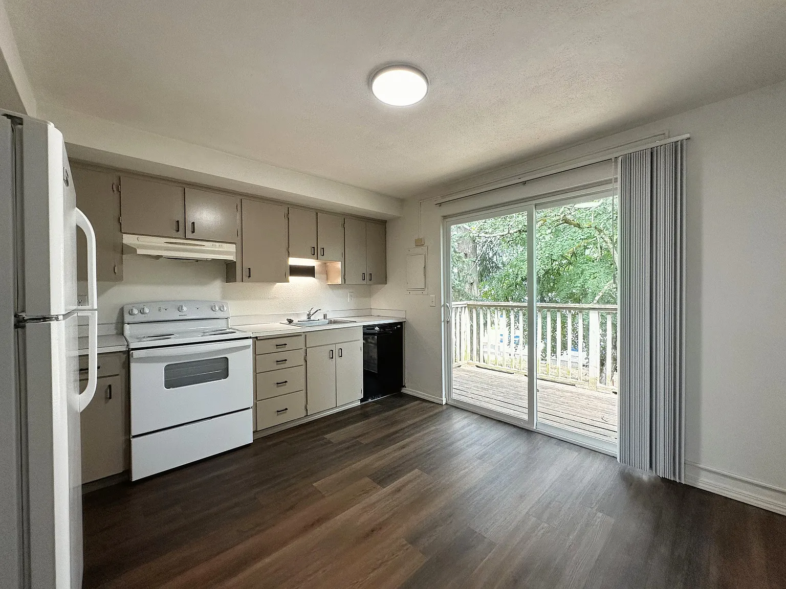 2 bed, 900 sqft, $1,300 — Photo 4