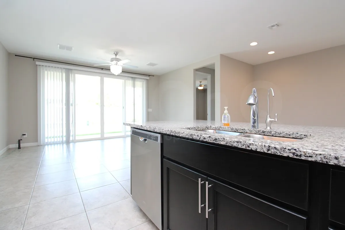 3 bed, 2.0 bath, 1570 sqft, $2,475 — Photo 4