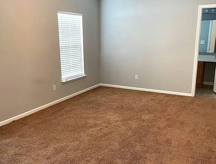Master Bedroom-Spacious, lots of natural light & a walk-in closet