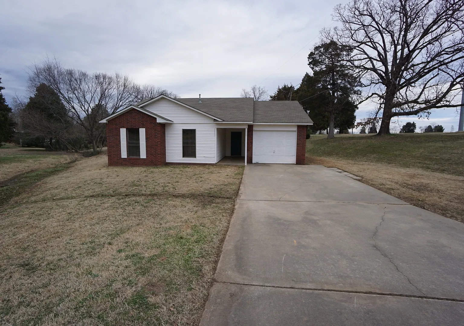 3 Bed 1 Bath House with 1 Car Garage. — Photo 1