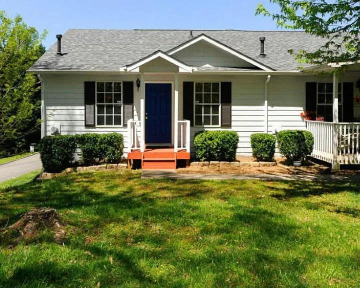 706 Shadywood Ln — Photo 2