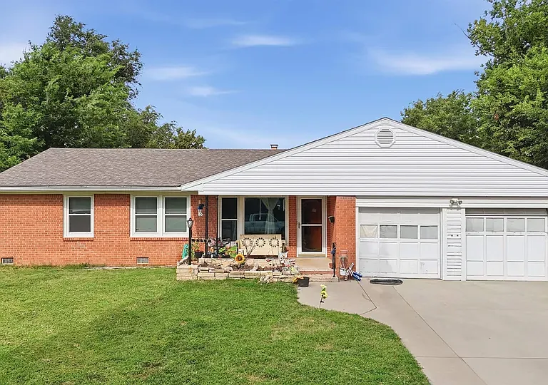 2337 S Crestway Ave — Photo 1