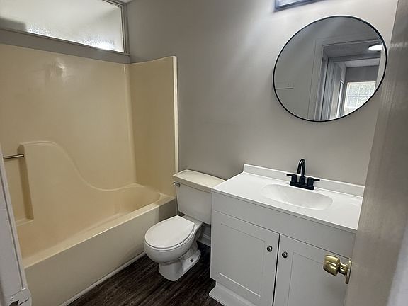 5th image of 1703 Pineland Ave #D