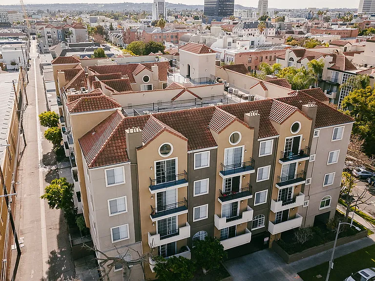 Essex Properties at Miracle Mile — Photo 31