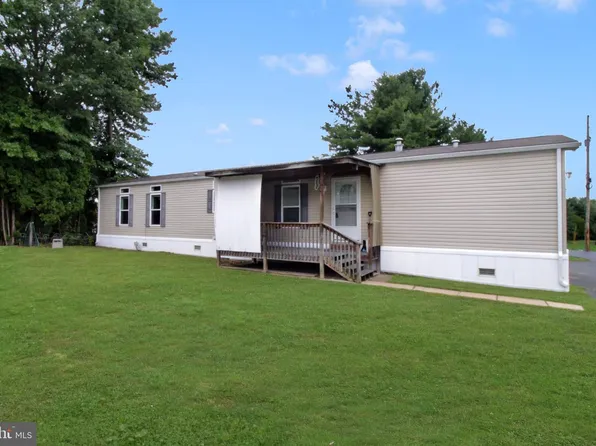 15 Woodland Ln, Mertztown, PA 19539