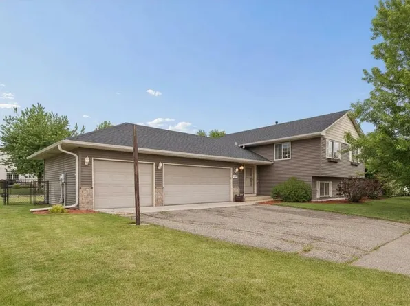 1146 Sparrow Rd, Waconia, MN 55387