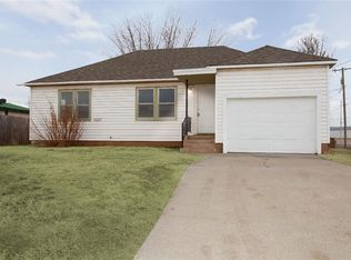 110 N 15th St, Clinton, OK 73601