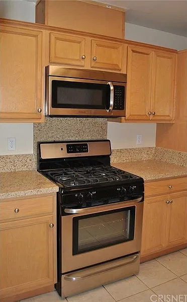 1 bed, 1.5 bath, 210 sqft, $1,100 — Photo 2