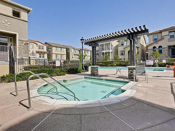 Pool inside the community. Access is included in the rent.