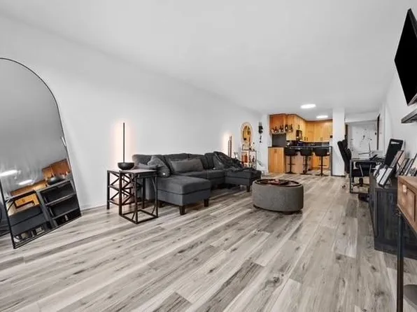 61-20 Grand Central Pkw image 4 of 15