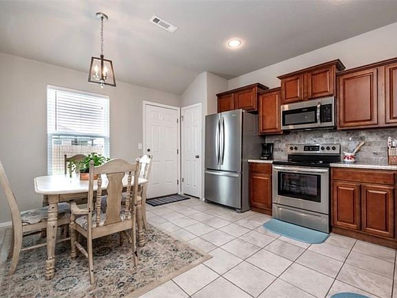 5th image of 813 NW Evans Cir