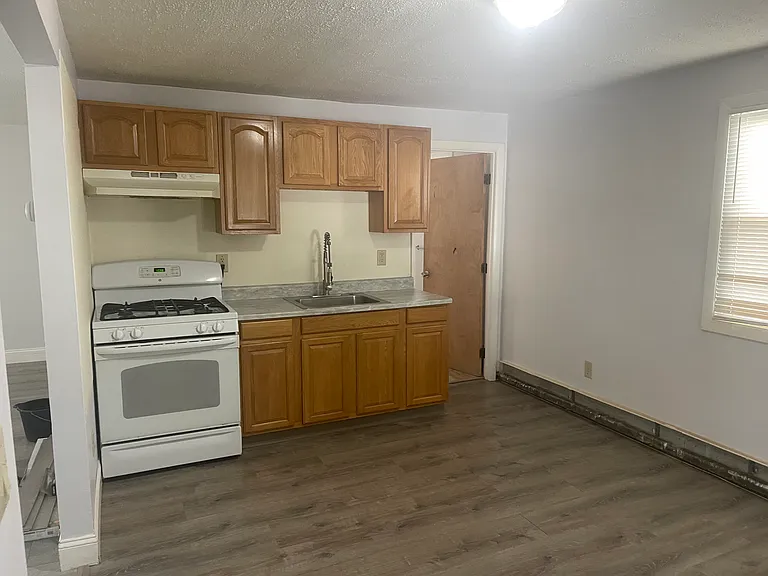 532 Warren St E — Photo 6