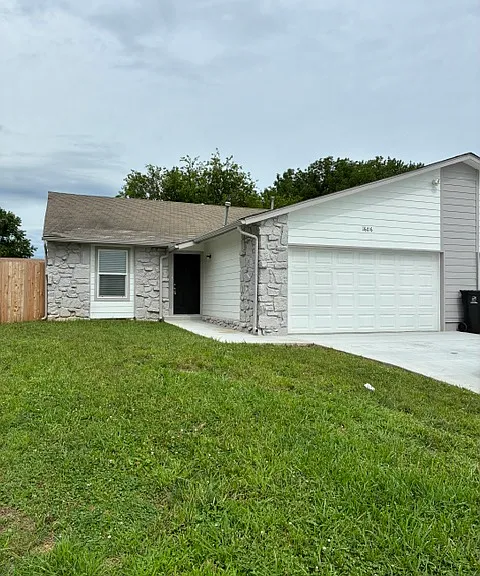 1606 N Hickory Ave — Photo 1