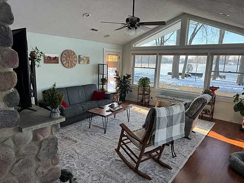 105 Lakeshore Dr Photo 1
