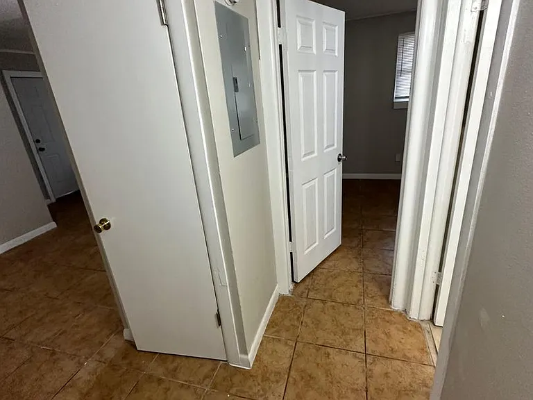 2851 Sophia St — Photo 60