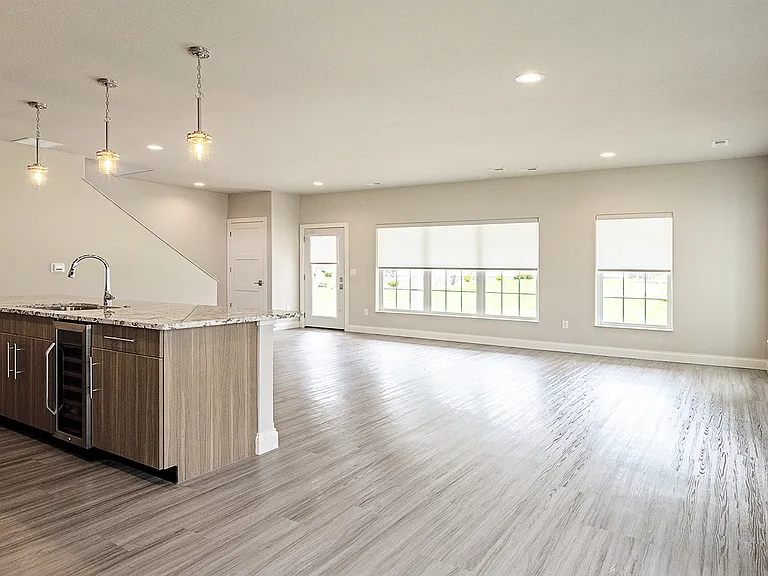 W62N438 Hanover Ave — Photo 3