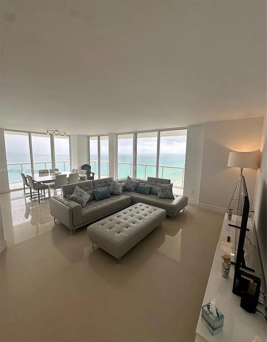 Akoya Condo — Photo 3