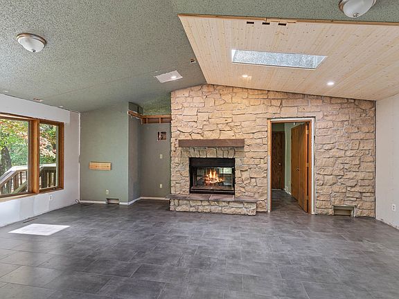 5th image of 1050 E Queens Way