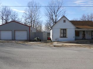 302 W Delta St, Aurora, MO 65605