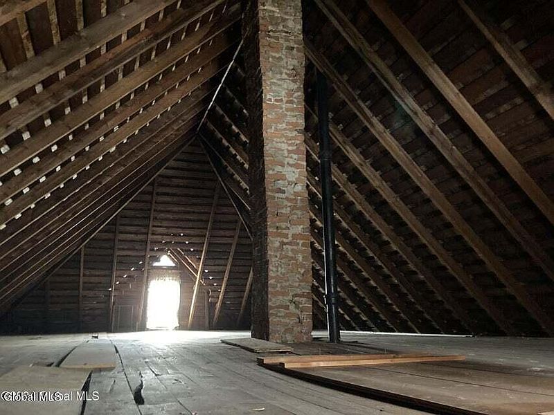 4th image of 22 Lexington Avenue