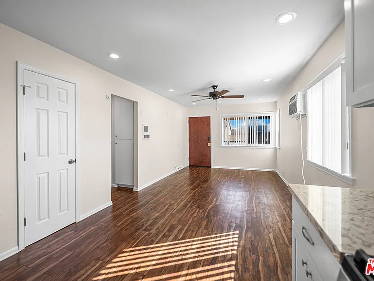 432 N Harvard Blvd — Photo 2
