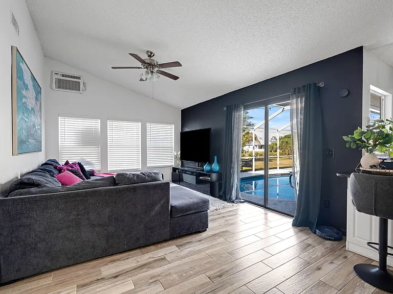 601 SW Icon Ave — Photo 17