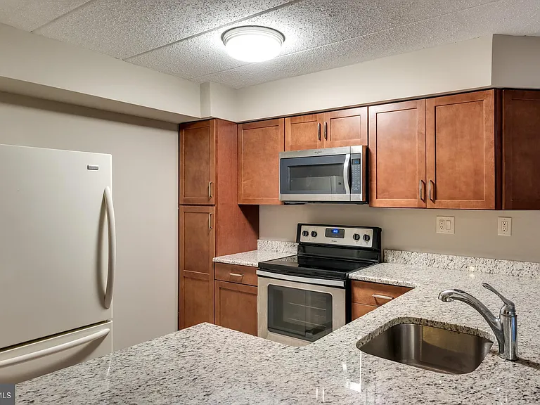 510 Washington Pl #10 — Photo 13